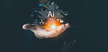 İş adamı, yapay zeka kontrolörüyken geleceğin teknolojisi ve internet bağlantısı ağı kavramını gösteriyor. Elinde havada bir grafik yüzüyordu. Veri merkezi ağ kavramı.