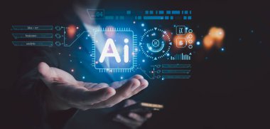 Yapay Zeka 'nın cep telefonu teknolojisini gösteren bir cep telefonu tutan bir iş adamı. Son teknoloji holografik grafikler ekranın ötesine uzanıyor. İş veri analiz yardımcısı teknoloji kavramı