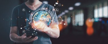 İş adamları telefonları, akıllı telefonları, internet teknolojisiyle online işlemleri, internet, büyük veri, bilgi araması, çevrimiçi pazarlama ile dünyadaki bilgileri bağlama kavramını kullanıyorlar..