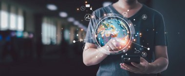 İş adamları telefonları, akıllı telefonları, internet teknolojisiyle online işlemleri, internet, büyük veri, bilgi araması, çevrimiçi pazarlama ile dünyadaki bilgileri bağlama kavramını kullanıyorlar..