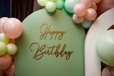 Bir çocuğun doğum gününde bir sürü parlak top. İlginç bir fotoğraf bölgesi..