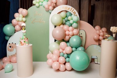 Tatil partisi için dekorasyon. Bir sürü balon mavi ve beyaz renkli. Topları olan yuvarlak fotoğraf bölgesi