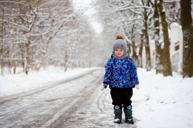 Kar altında güzel ağaçlar olan kış manzarası. Turistler için manzara. Çocukla Noel tatili