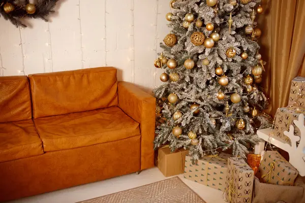 Noel ağacı evdeki kanepenin yanında. Çocuklar için bir sürü hediye. Evde Noel tatili. Tatil yap.