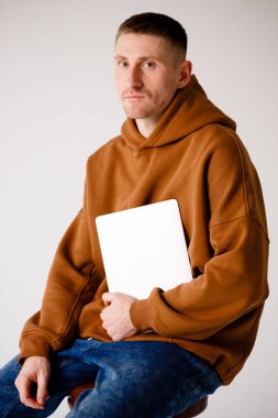 Yakın yan profil fotoğraf yakışıklı o onu adam Linux Windows çapraz platform coder yazarak PHP CSS klavye geliştirme outsource bu izler tablo ofis ajansı aşınma özellikleri Harika insanlar ekose gömlek