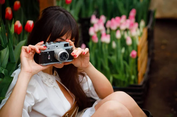 Egy Lánynak Van Egy Antik Kamerája Üvegház Tulipánnal — Stock Fotó
