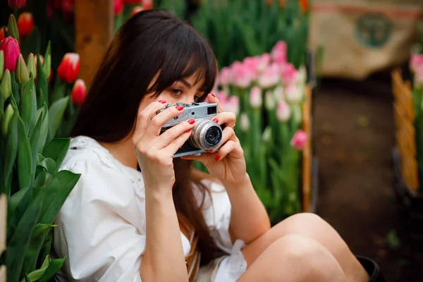 Ein Mädchen Fotografiert Auf Reisen Tausende Von Tulpen Frühjahrspause Europa — Stockfoto
