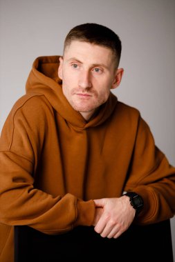 Kahverengi ceketli genç bir bilişim uzmanı. Akıllı ve güçlü bir bakış.