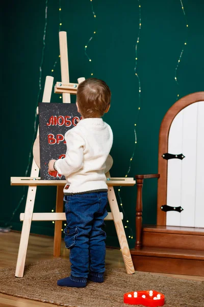 Treårig Pojke Ritar Bild Ett Staffli Ljusa Färger Barnkläder — Stockfoto