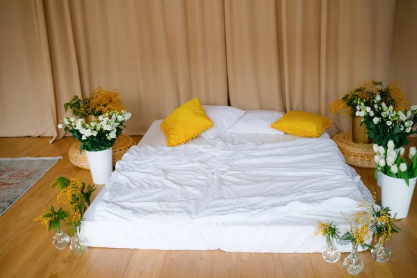 White Bedding Bed Home Many Spring Flowers Tulips Eustoma Mimosa — Stock Photo, Image