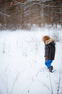 Kış boyunca ormanda dikilen oğlanın dikiz aynası.