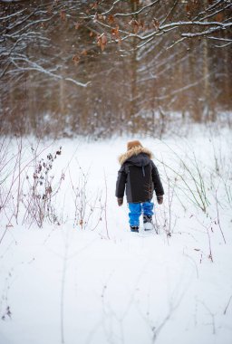 Kış boyunca ormanda dikilen oğlanın dikiz aynası.