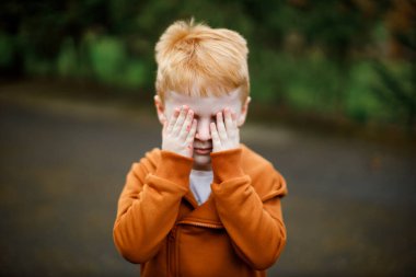 4 yaşında bir çocuk elleriyle yüzünü kapatıyordu. Çocukların duyguları.
