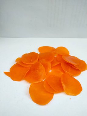 Kerupuk Oren mentah veya çiğ portakallı kraker Endonezya 'dan geleneksel bir aperatiftir. beyaz arkaplanda turuncu krakerler