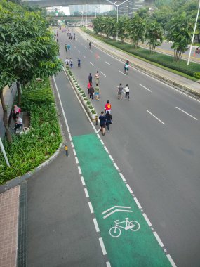 Jakarta, Endonezya 7 Mayıs 2023. Jalan Jenderal Sudirman 'da Arabasız Günler' in canlı atmosferi her yaştan ve geçmişden insanları eğlenceli ve sağlıklı anların tadını çıkarıyor..