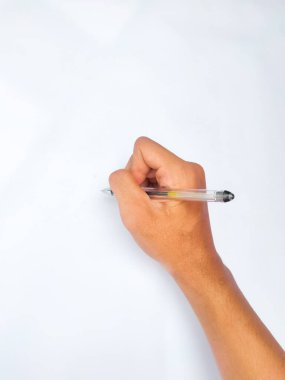 Genç Asyalı bir adam beyaz arka planda izole edilmiş bir kalem tutmaya hazır.