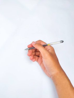 Genç Asyalı bir adam beyaz arka planda izole edilmiş bir kalem tutmaya hazır.