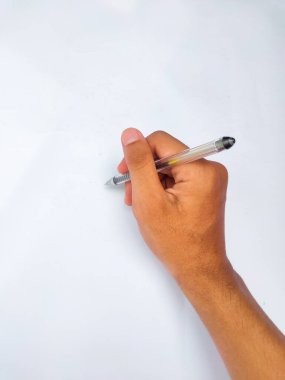 Genç Asyalı bir adam beyaz arka planda izole edilmiş bir kalem tutmaya hazır.