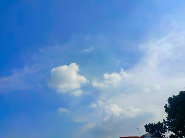 Klarer Blauer Himmel Hintergrund Mit Weißen Wolken Und Sonne Bedeckt — Stockfoto