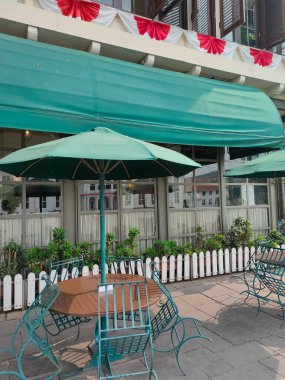 Kota Tua Jakarta 'da bir kafenin önündeki demir masa.