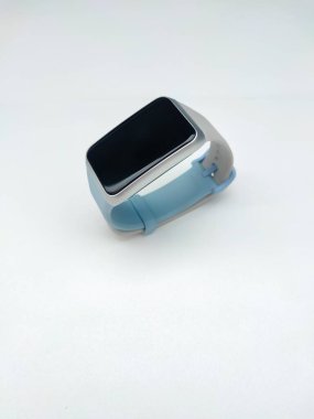 Kablosuz akıllı saat beyaz arkaplanda izole edildi. Mavi ve beyaz smartwatch kare şekil tasarımı.