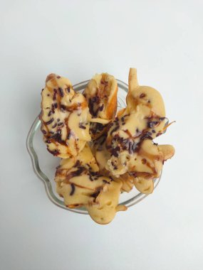 Yarı pişmiş Endonezya mini krepi (tutam kek veya kue cubit) üzerine çikolata serpiştirilmiş