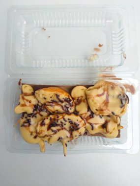 Yarı pişmiş Endonezya mini krepi (tutam kek veya kue cubit) üzerine çikolata serpiştirilmiş