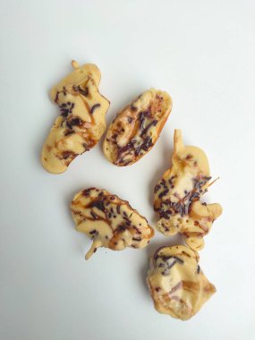 Yarı pişmiş Endonezya mini krepi (tutam kek veya kue cubit) üzerine çikolata serpiştirilmiş