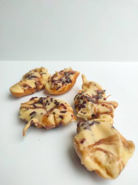 Yarı pişmiş Endonezya mini krepi (tutam kek veya kue cubit) üzerine çikolata serpiştirilmiş