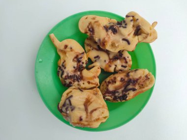 Yarı pişmiş Endonezya mini krepi (tutam kek veya kue cubit) üzerine çikolata serpiştirilmiş