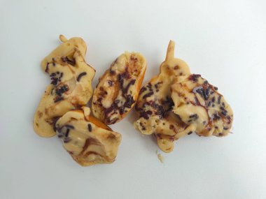 Yarı pişmiş Endonezya mini krepi (tutam kek veya kue cubit) üzerine çikolata serpiştirilmiş