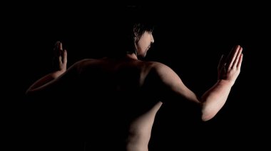 3 boyutlu üstsüz adam pozu