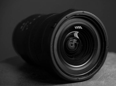 Kamera merceği siyah beyaz