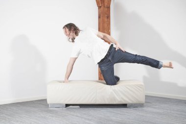 Rahatlamak için zihinsel eğitim veren bir adam.