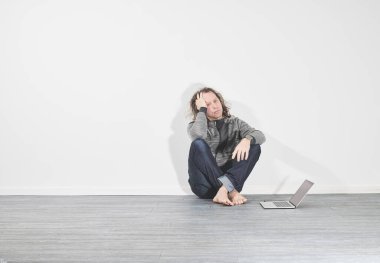 Çıplak ayakla çalışan bir adam.