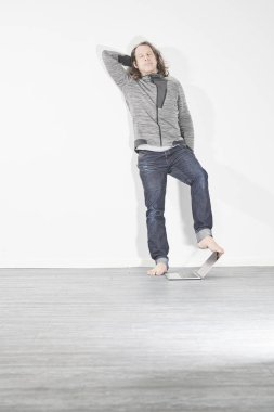 Çıplak ayakla çalışan bir adam.