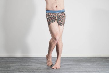 Erkek çıplak bacakları ve yalınayak