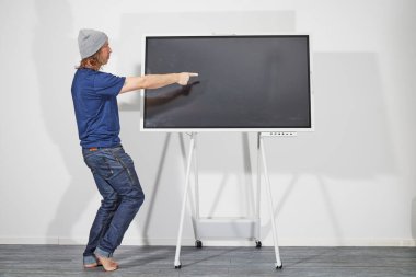 Dijital ekranın önünde sunan adam