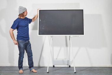 Dijital ekranın önünde sunan adam