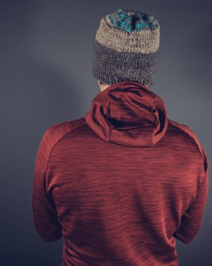 Kafasında yün şapkası olan bir adam.