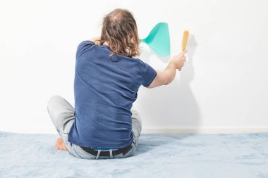 Ev temizleme ekipmanı olan adam.