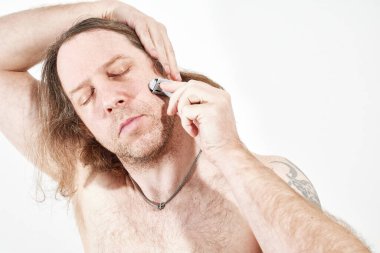 Adam tıraş sakal tıraş bıçağı ile