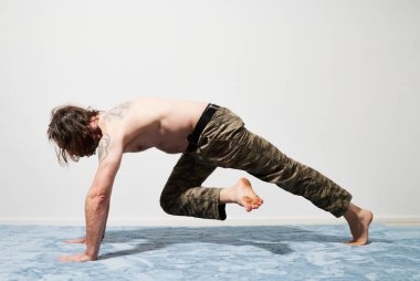 Kişisel eğitim ve egzersiz yapan bir adam.