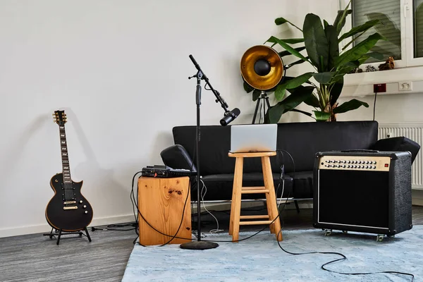Home Music Studio Umgebung Mit Gitarre Stockfoto