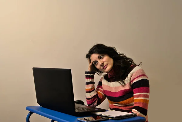 mujer morena trabajando con el ordenador porttil