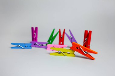 farklı renkte elbiseler için ahşap mandallar