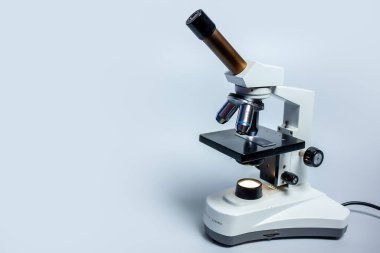 Biyolojik sıvılar üzerinde çalışmak için laboratuvar mikroskobu. 