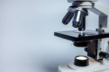 Biyolojik sıvılar üzerinde çalışmak için laboratuvar mikroskobu. 