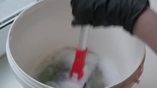 Limpeza Apartamento Lavando Janelas Casa Usando Produtos Químicos Água Ensaboada — Vídeo de Stock