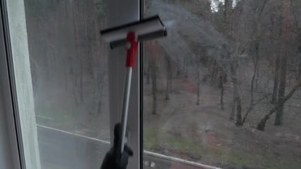 Pencerelerin Cam Yüzeyini Temizlemek Için Uzun Bir Teleskopik Kol Sünger — Stok video